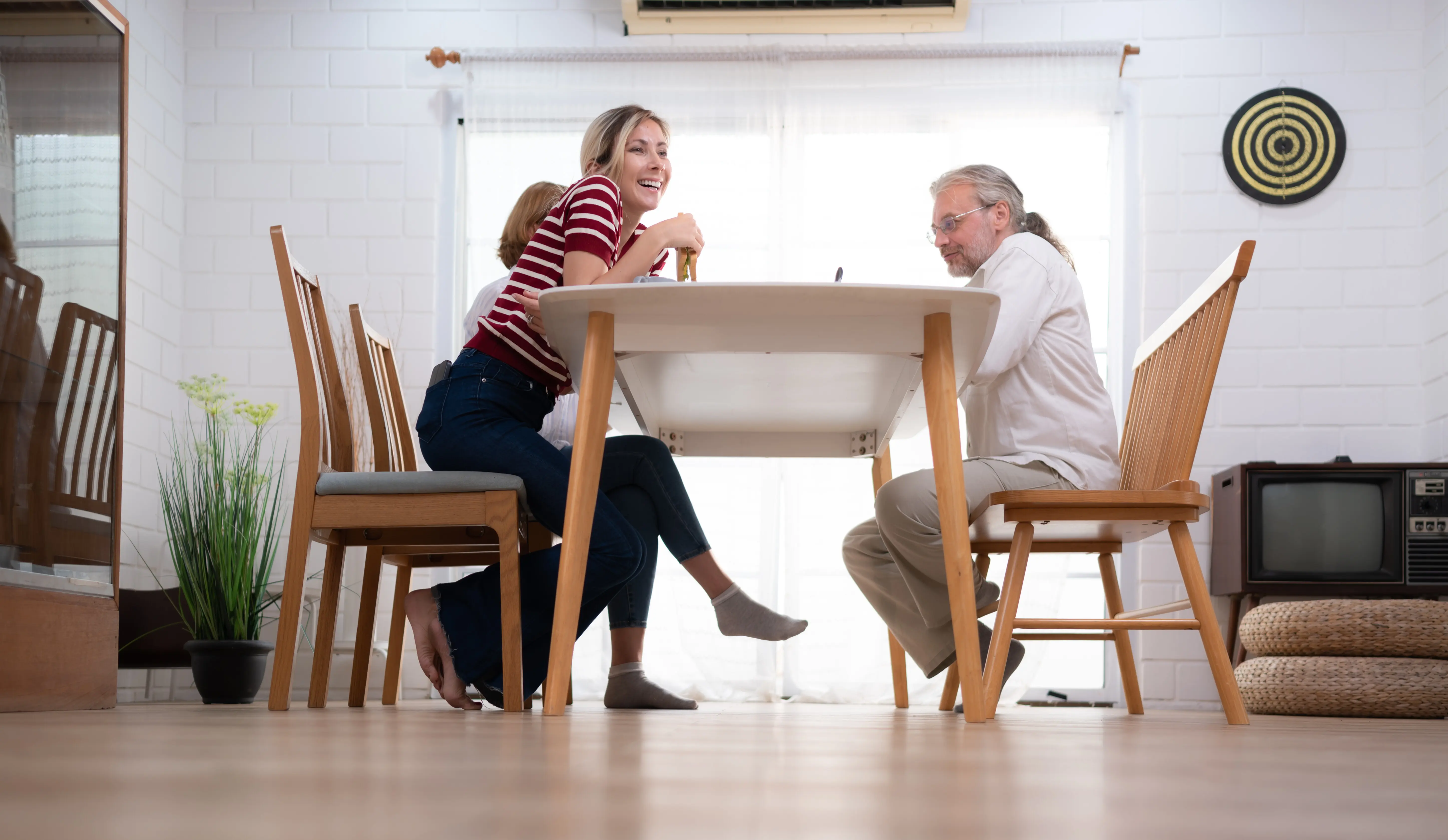 Vater, Mutter und Tochter sind erfreut, gemeinsam am Familientisch zu Abend zu essen.